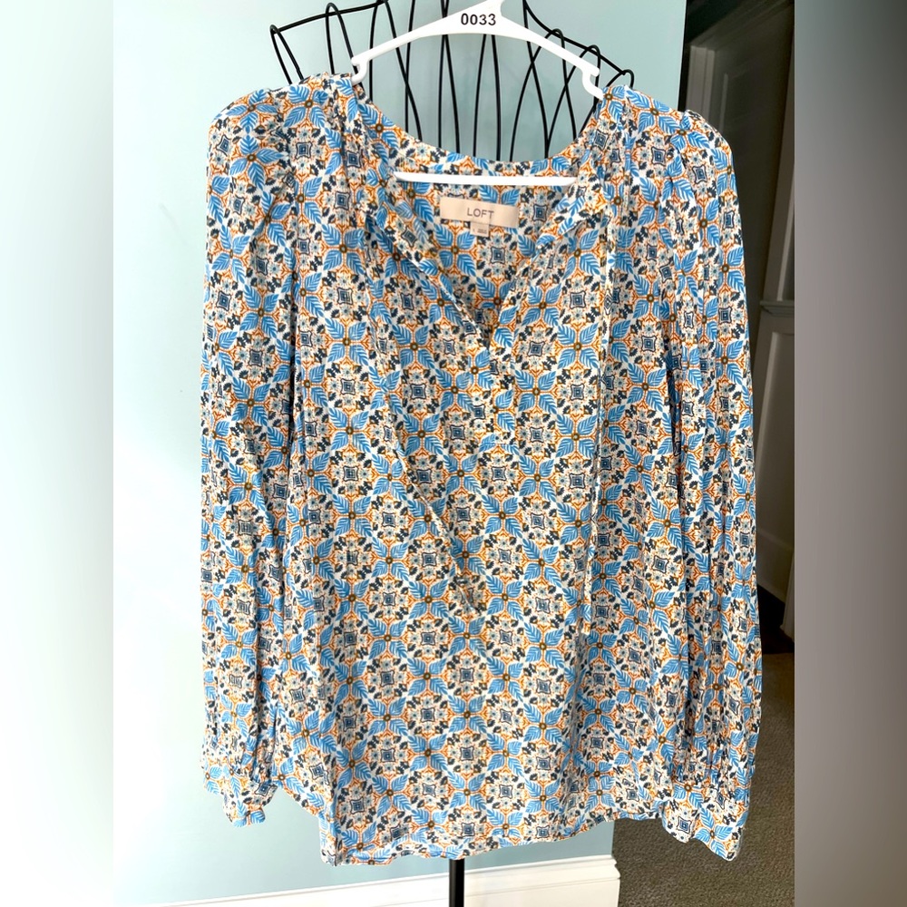 ✨💙BLUE MEDALLION PATTERN BLOUSE W/ GOLD ACCENT STITCHING!💙✨